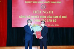 Ông Nguyễn Quang Dương, Ủy viên Trung ương Đảng, Phó Trưởng Ban Tổ chức Trung ương trao quyết định cho ông Hồ Xuân Trường. (Ảnh: Phương Hoa/TTXVN)