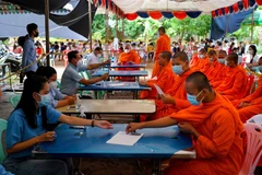 Các nhà sư đăng ký tiêm vaccine ngừa COVID-19 tại Phnom Penh, Campuchia. (Ảnh: AFP/TTXVN)