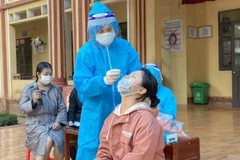 Lấy mẫu xét nghiệm COVID-19 ở Bắc Giang. (Nguồn: TTXVN)
