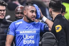 Cầu thủ Dimitri Payet bị ném chai trúng đầu. (Nguồn: Getty Images)