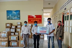 Đoàn Thanh niên TTXVN trao tặng vật tư y tế cho Ban chỉ đạo phòng chống dịch thành phố Pleiku, tỉnh Gia Lai. (Ảnh: TTXVN phát)