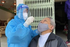 Huyện Yên Bình (Yên Bái) xét nghiệm trên diện rộng đối với người dân trên địa bàn sau khi phát hiện ca dương tính với SARS-CoV-2 ngoài cộng đồng. (Ảnh: Tuấn Anh/TTXVN)