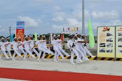 Nghi thức tại lễ thượng cờ bốn tàu vận tải đổ bộ đa năng RoRo-5612. (Ảnh: TTXVN phát)