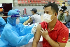 Lực lượng y tế Phú Thọ tiêm mũi 2 vaccine phòng COVID-19 cho người dân trên địa bàn thành phố Việt Trì. (Ảnh: Trung Kiên/TTXVN)