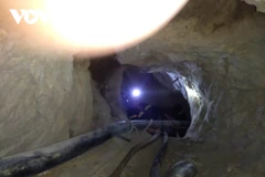 Lực lượng cứu hộ tìm cách đưa thiết bị vào hang, cố gắng tiếp cận những người bị nạn. (Nguồn: VOV)