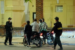 Tổ công tác Y2/141 dừng xe, kiểm tra và xử lý các trường hợp vi phạm trật tự an toàn giao thông. (Ảnh: Phạm Kiên/TTXVN)