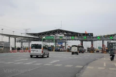 Phương tiện lưu thông qua một trạm thu phí BOT. (Ảnh: Vietnam+)