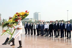 Thủ tướng Phạm Minh Chính dâng hoa tưởng nhớ Tổng Bí thư Nguyễn Văn Linh. (Ảnh: Dương Giang/TTXVN)