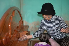 Bà Lê Thị Xuân khu 4 phường Cẩm Phú, thành phố Cẩm Phả bức xúc vì bụi bẩn bám vào mọi ngóc ngách, kể cả giường ngủ. (Ảnh: Thanh Vân/TTXVN)