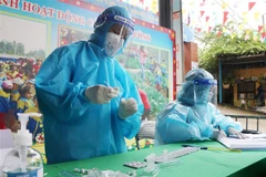 Nhân viên y tế xét nghiệm sàng lọc cho người dân phường Gia Cẩm, thành phố Việt Trì, tỉnh Phú Thọ. (Ảnh: Trung Kiên/TTXVN)