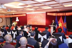 Tối 4/11 (giờ địa phương), tại thủ đô Paris, Pháp, Thủ tướng Phạm Minh Chính gặp gỡ đại diện kiều bào khu vực châu Âu. (Ảnh: Dương Giang/TTXVN)