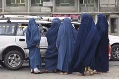 Phụ nữ Afghanistan trên đường phố thủ đô Kabul, Afghanistan. (Ảnh: AFP/TTXVN)