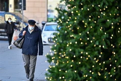 Người dân đeo khẩu trang phòng dịch COVID-19 tại Rome, Italy, ngày 30/11/2021. (Ảnh: THX/TTXVN)