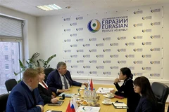 Chủ tịch Liên hiệp các tổ chức hữu nghị Việt Nam làm việc với lãnh đạo Hiệp hội nhân dân Á-Âu. (Nguồn: TTXVN)