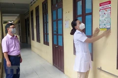 Trường Tiểu học Âu Cơ (thành phố Tuy Hòa) dán thêm các pano trực quan hướng dẫn phòng, chống COVID-19. (Ảnh: Xuân Triệu/TTXVN)