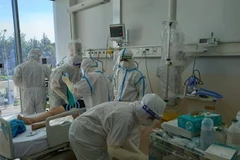 Điều trị cho bệnh nhân mắc COVID-19 tại Thành phố Hồ Chí Minh. (Ảnh: PV/Vietnam+)