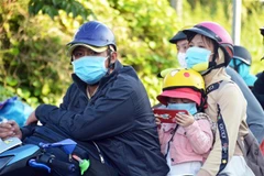 Người dân dừng phương tiện tại chốt Quản Lộ Phụng Hiệp để chờ được lập danh sách, khai báo y tế. (Ảnh: Huỳnh Anh/TTXVN)