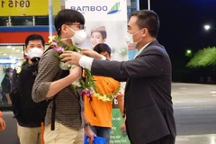 Lãnh đạo Sở Du lịch Quảng Bình tặng hoa chào đón du khách đến với Quảng Bình sau một thời gian dài ngành du lịch tạm đóng cửa phòng tránh dịch COVID-19. (Ảnh: Võ Dung/TTXVN)