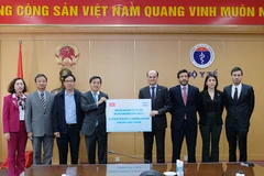 Giáo sư-tiến sỹ Trần Văn Thuấn - Thứ trưởng Bộ Y tế tiếp nhận 500.000 liều vaccine phòng COVID-19 AstraZeneca của Chính phủ Argentina tặng Chính phủ Việt Nam. (Nguồn: suckhoedoisong.vn)