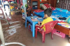 Triều cường gây ngập nhà, ảnh hưởng đến sinh hoạt của người dân. (Ảnh: Huỳnh Phúc Hậu/TTXVN)