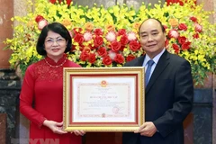 Chủ tịch nước Nguyễn Xuân Phúc trao Huân chương Độc lập hạng Nhất cho bà Đặng Thị Ngọc Thịnh, nguyên Ủy viên Trung ương Đảng, nguyên Phó Chủ tịch nước. (Ảnh: Thống Nhất/TTXVN)