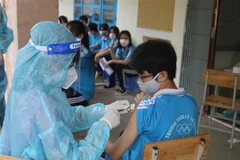 Tiêm vaccine phòng COVID-19 cho học sinh lớp 9, tại Trường THCS Lý Tự Trọng, thành phố Trà Vinh. (Ảnh: Thanh Hòa/TTXVN)