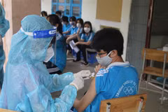 Tiêm vaccine phòng COVID-19 cho học sinh lớp 9, tại Trường THCS Lý Tự Trọng, thành phố Trà Vinh. (Ảnh: Thanh Hòa/TTXVN)