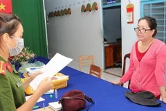 Thi hành lệnh bắt tạm giam Mười Tường. (Ảnh: TTXVN)