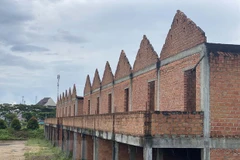 Dãy kiốt xây sai phép án ngữ trước mặt tiền chợ trung tâm Bảo Lộc (Ảnh: Nguyễn Dũng/TTXVN)