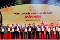 Trao giải cho nhóm nông dân thuộc lĩnh vực chăn nuôi. (Ảnh: Tuấn Đức/TTXVN)