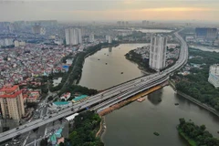 Tuyến đường Vành đai 3 đi thấp qua hồ Linh Đàm. (Nguồn: TTXVN)