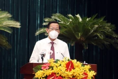 Chủ tịch Ủy ban Nhân dân Thành phố Hồ Chí Minh Phan Văn Mãi trả lời chất vấn của các đại biểu. (Ảnh: Xuân Khu/TTXVN)