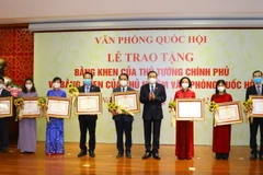  Phó Chủ tịch Thường trực Quốc hội Trần Thanh Mẫn trao Bằng khen của Thủ tướng Chính phủ cho các tập thể. (Ảnh: Nguyễn Điệp/TTXVN)