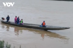 Lực lượng chức năng tìm kiếm thi thể cặp vợ chồng mất tích trên sông Bồ. (Nguồn: VOV)