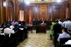 Các bị cáo nghe Viện Kiểm sát luận tội. (Ảnh: Thành Chung/TTXVN)