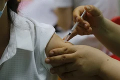 Tiêm vaccine ngừa COVID-19 cho người dân. (Ảnh: TTXVN)
