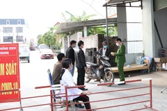 Xã Mai Trung, huyện Hiệp Hòa, tỉnh Bắc Giang lập chốt kiểm soát, phong tỏa một phần thôn Trung Hòa. (Nguồn: Sức khỏe và Đời sống)