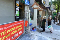 Tổ COVID cộng đồng phát huy sức mạnh trong phòng, chống dịch. (Ảnh: Hoàng Hiếu/TTXVN)