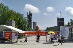 Bức xúc vì ô nhiễm, người dân đã chặn cổng 3 nhà máy ximăng. (Ảnh: Đức Thọ/TTXVN)
