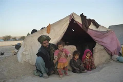 Người dân tại trại tị nạn Shamal Darya ở Qala-i-Naw, tỉnh Badghis, Afghanistan. (Ảnh: AFP/TTXVN)