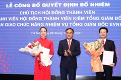 Chủ tịch Hội đồng thành viên EVN Dương Quang Thành trao quyết định bổ nhiệm cho bà Đỗ Nguyệt Ánh và ông Nguyễn Đức Thiện. (Nguồn: EVN)