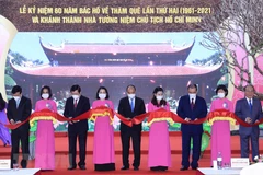 Chủ tịch nước Nguyễn Xuân Phúc và các đại biểu cắt băng khánh thành Nhà tưởng niệm Chủ tịch Hồ Chí Minh. (Ảnh: Thống Nhất/TTXVN)