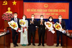 Ông Nguyễn Văn Dành (ngoài cùng bên phải) được phê chuẩn giữ chức Phó Chủ tịch UBND tỉnh Bình Dương. (Nguồn: TTXNV)
