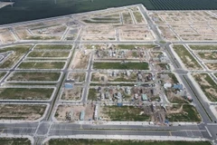 Những ngôi nhà đã và đang được xây dựng tại Khu tái định cư Lộc An-Bình Sơn. (Ảnh: Công Phong/TTXVN)