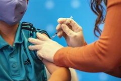 Nhân viên y tế tiêm vaccine phòng COVID-19 của hãng Pfizer-BioNTech cho trẻ 10 tuổi tại Hartford, Connecticut, Mỹ. (Ảnh: AFP/TTXVN)