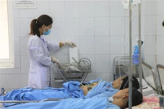 Các công nhân phản ứng sau tiêm vaccine phòng COVID-19 đã ổn định sức khỏe. (Ảnh: Hoa Mai/TTXVN)