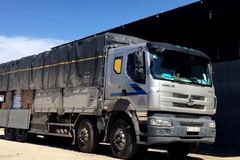 Chiếc xe tải chở số lượng quần áo không rõ nguồn gốc. (Ảnh: TTXVN phát)