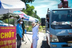 Một chốt kiểm soát phòng dịch COVID-19 trên địa bàn tỉnh Hòa Bình. (Nguồn: TTXVN)