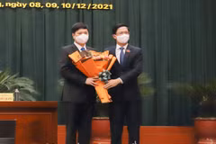 Chủ tịch HĐND thành phố Hải Phòng Phạm Văn Lập (phải) tặng hoa chúc mừng ông Hoàng Minh Cường được bầu giữ chức danh Phó Chủ tịch UBND thành phố Hải Phòng khóa XVI, nhiệm kỳ 2021-2026. (Ảnh: TTXVN)
