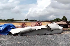 Một cánh quạt điện gió bị rơi gãy tại vùng ven biển Sóc Trăng. (Ảnh: TTXVN phát)